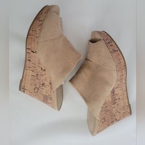 Jaclyn Smith High Cork Wedge Shoes 8 Oatmeal Soft Suede Like Fabric